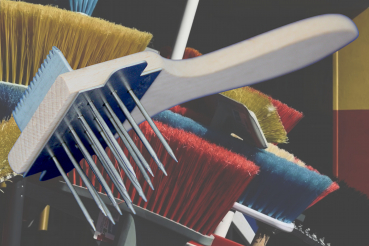 Broom cleaner / comb